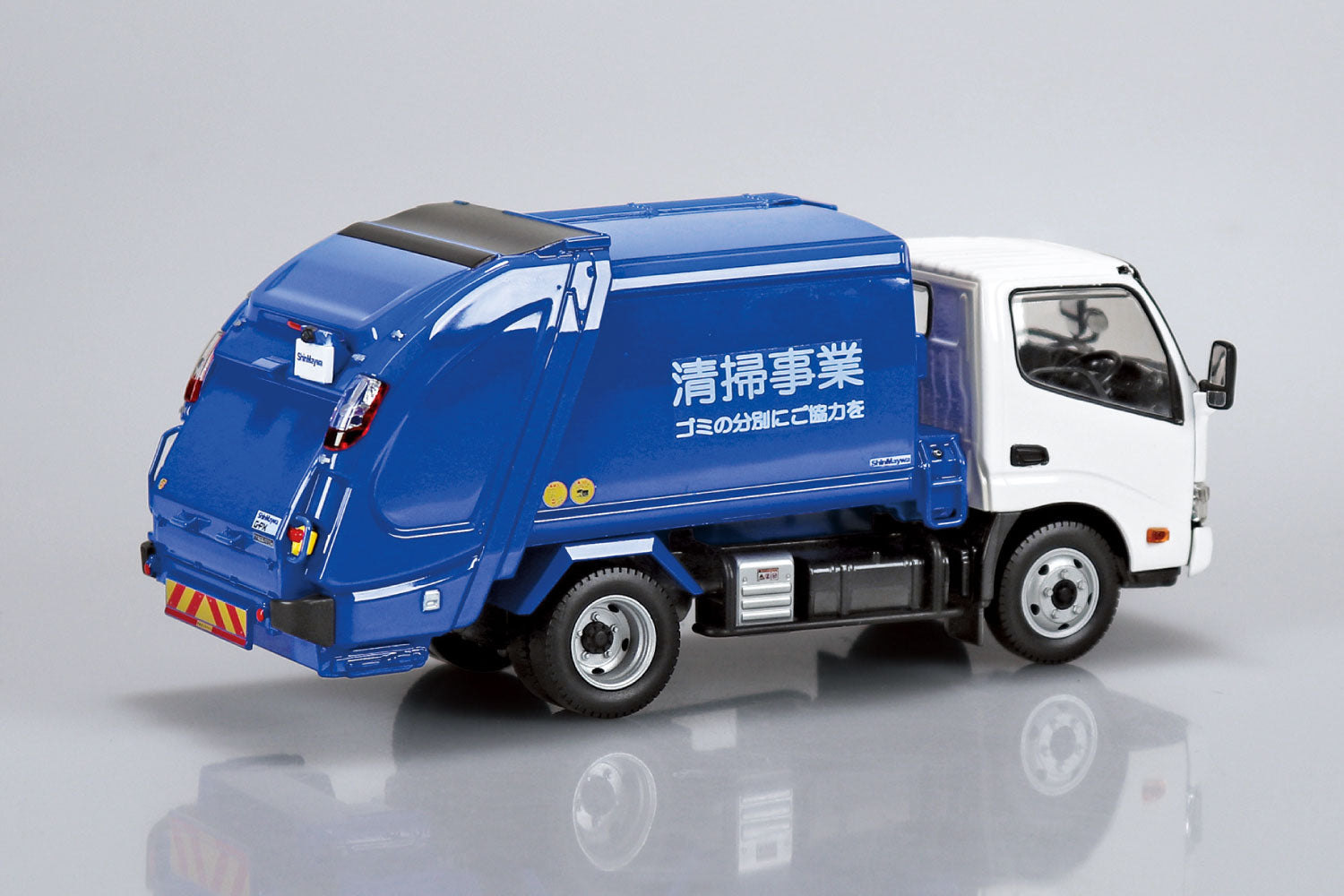 Aoshima 1/32 Hino Dutro Garbage Truck Model Kit