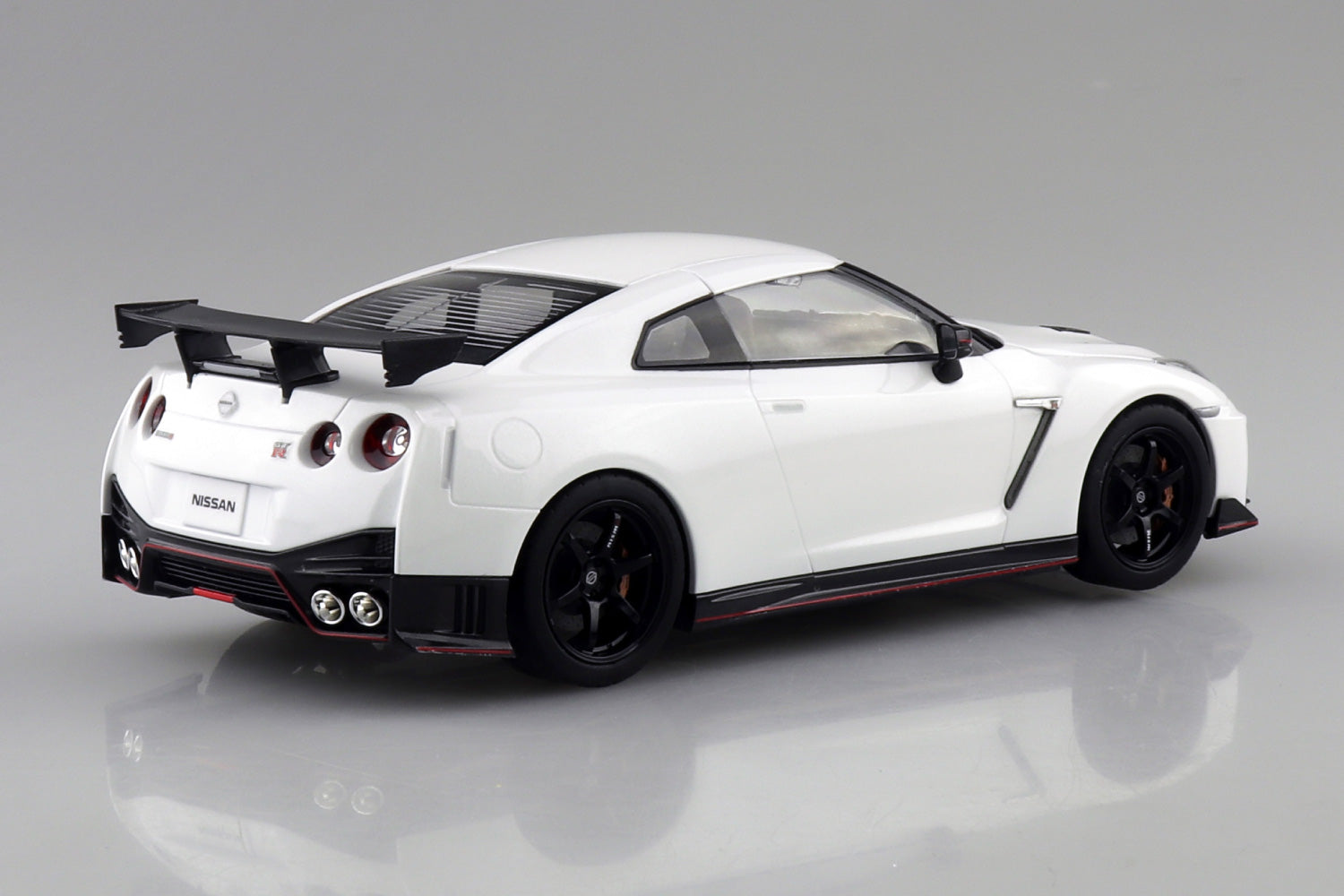 Aoshima 1/24 R35 Nissan GT-R NISMO 2017 (Brilliant White Pearl) Model Car