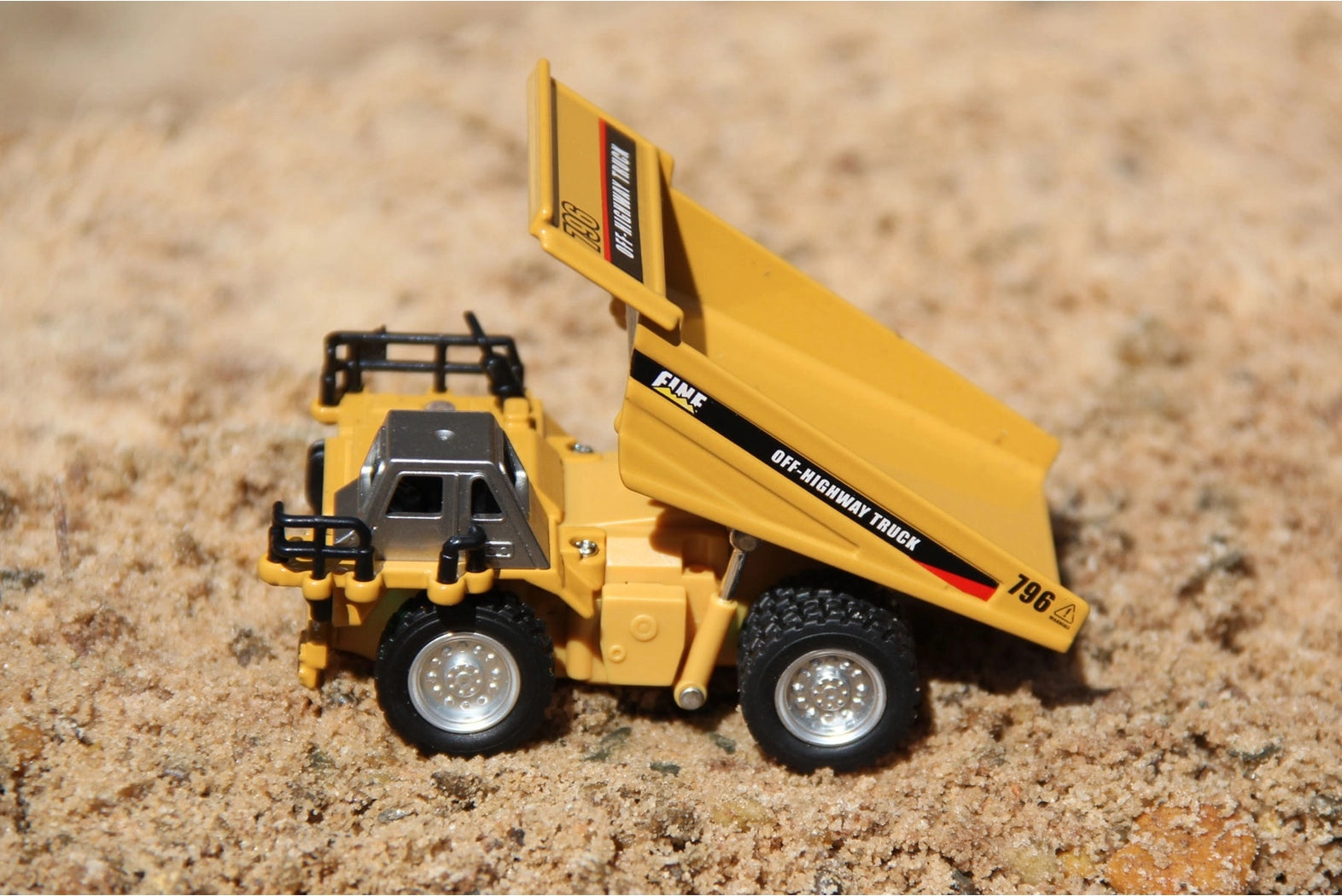 Heng Guan Yellow 1/64 Scale Micro RTR Dump Truck
