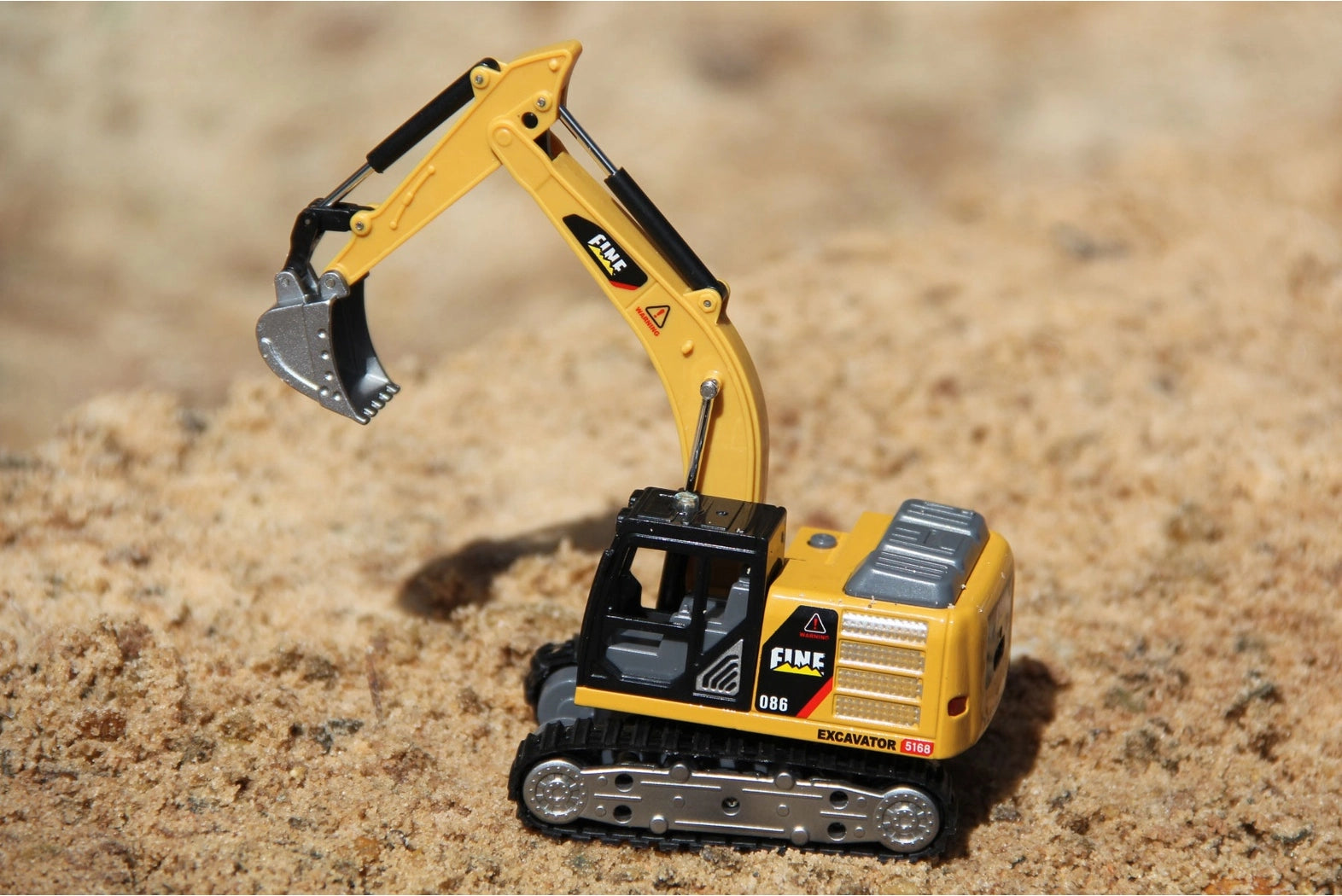Heng Guan Yellow 1/64 Scale RTR Micro Excavator