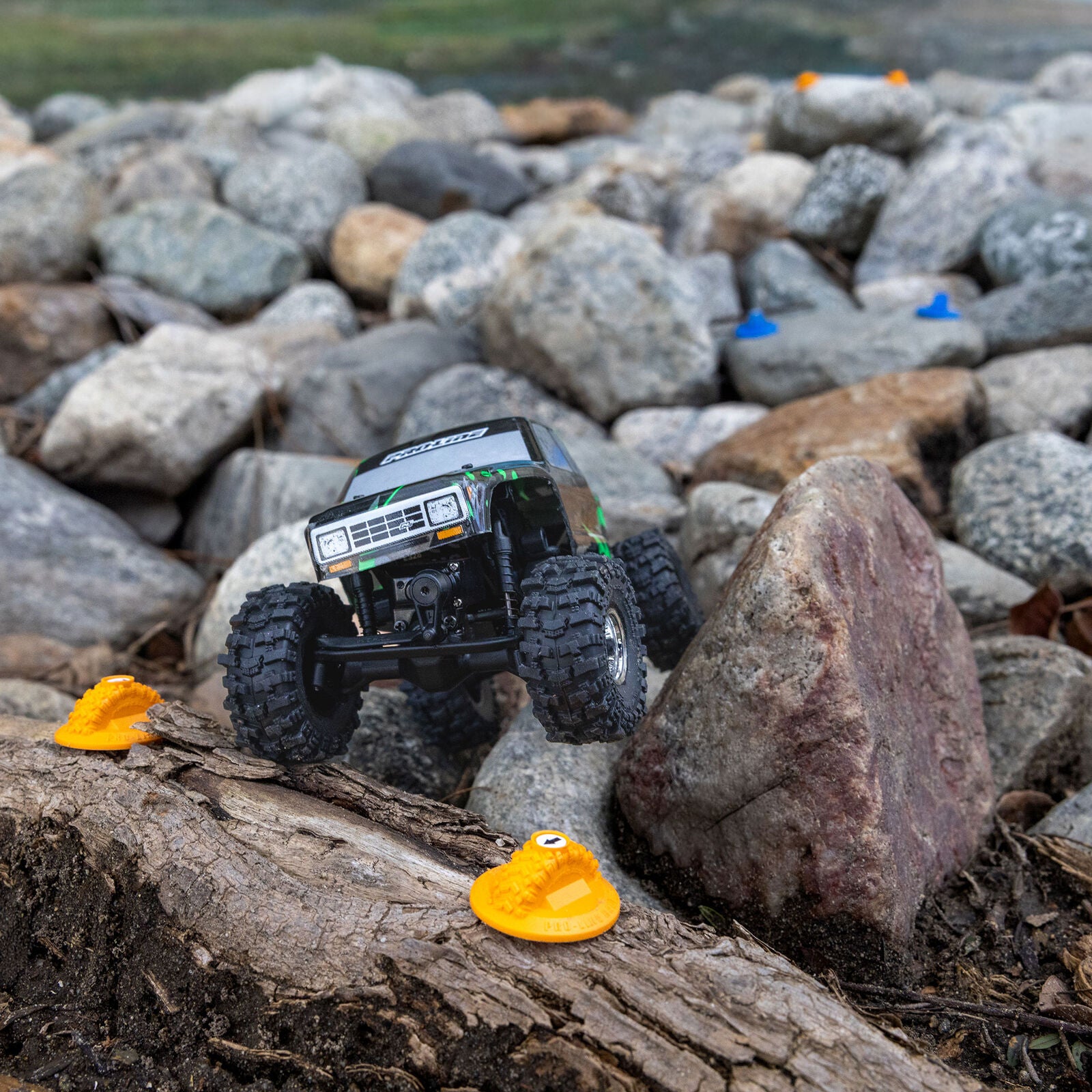 Pro-Line Axial SCX30 Blue and Orange Gate Marker Set (12)
