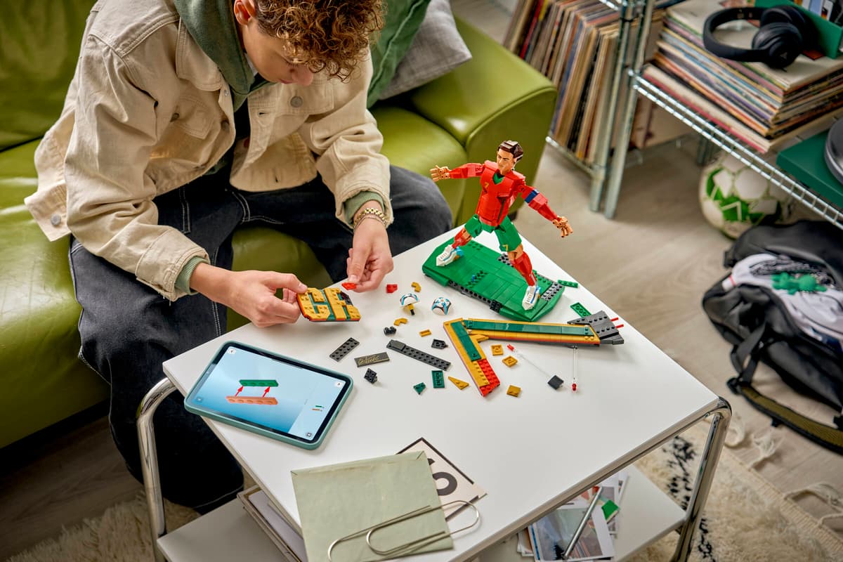 LEGO® Editions: Cristiano Ronaldo – Soccer Legend