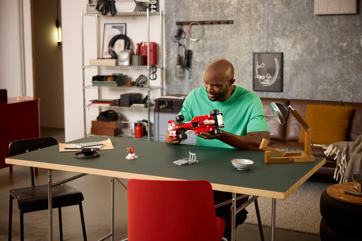 LEGO® Icons: Ferrari F2004 & Michael Schumacher