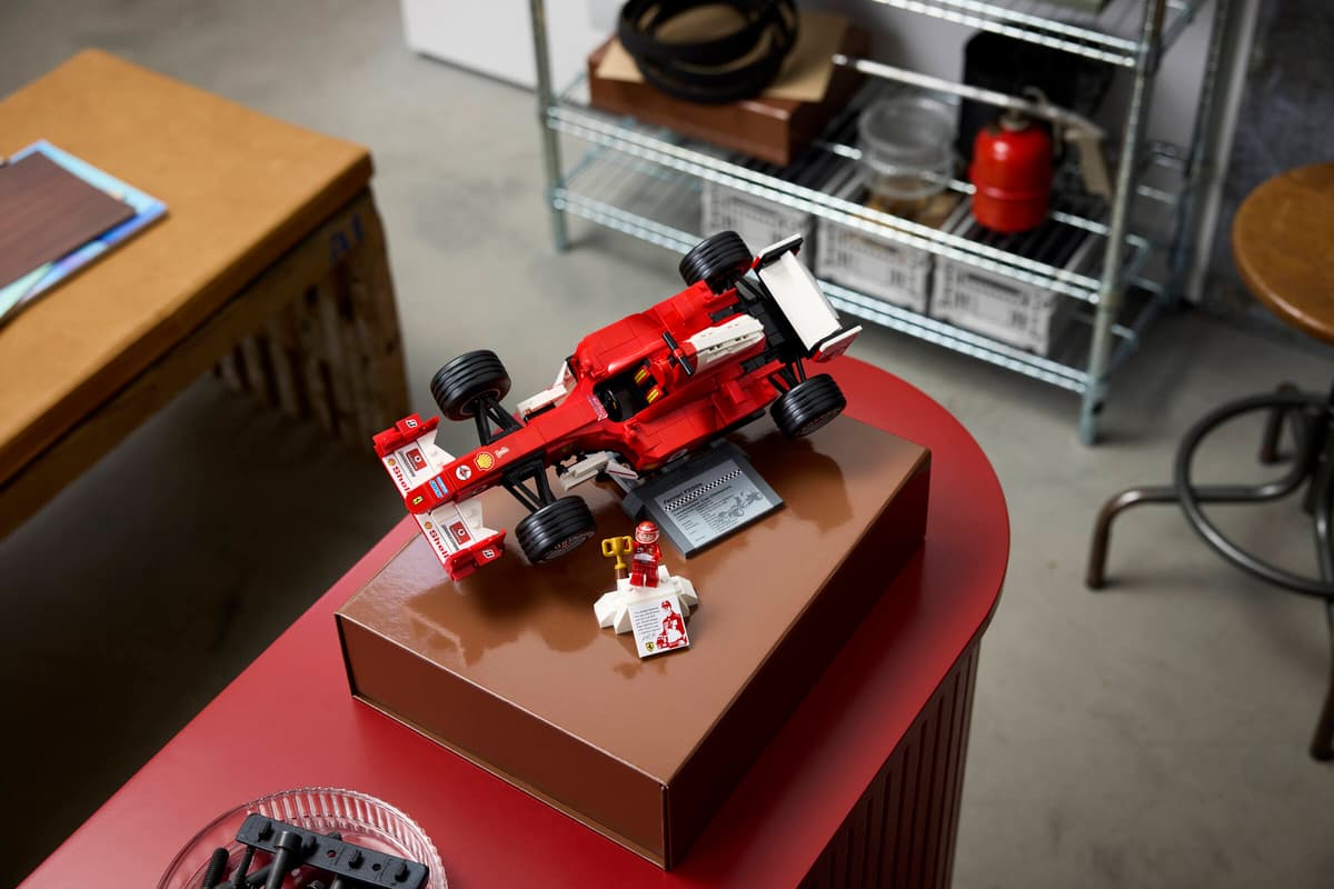 LEGO® Icons: Ferrari F2004 & Michael Schumacher