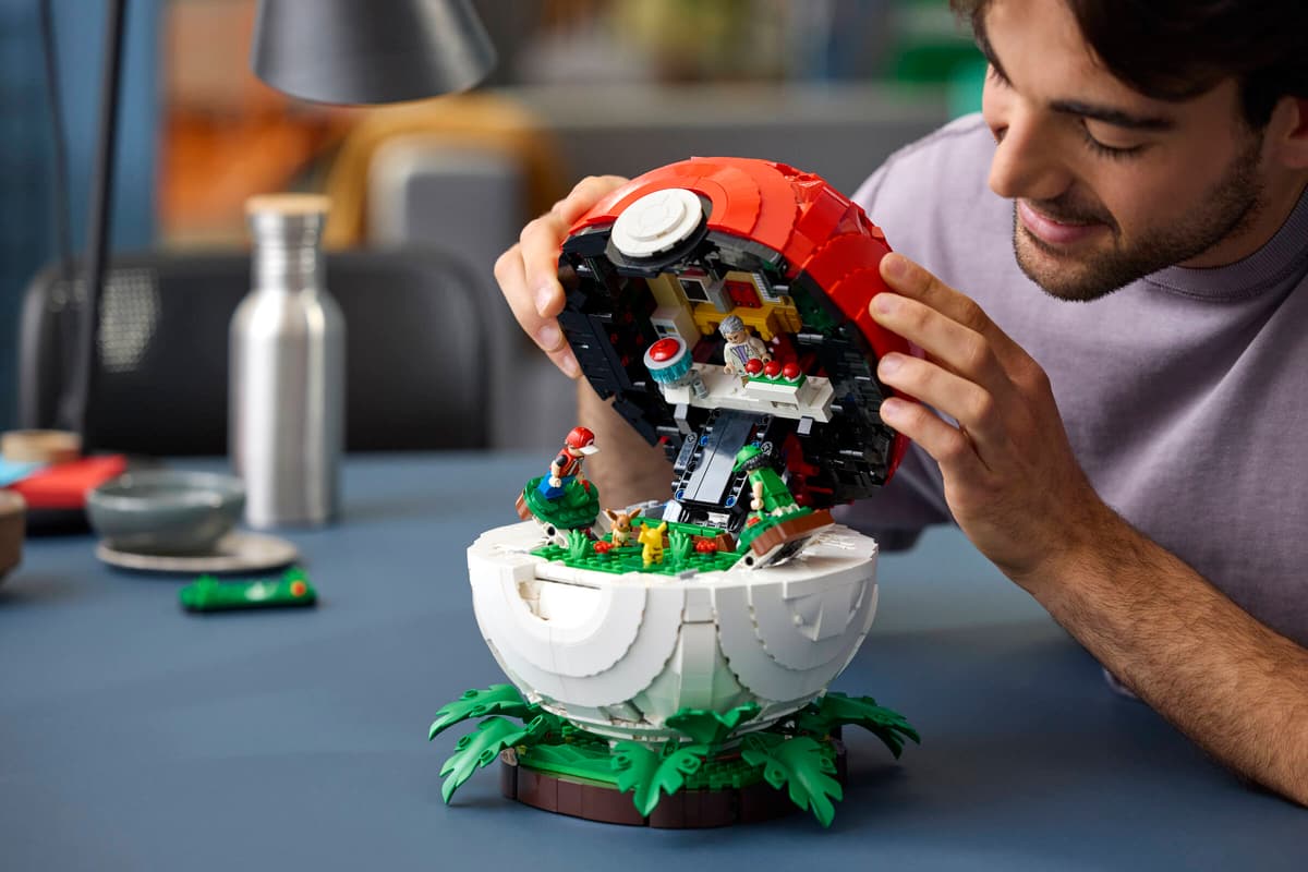 LEGO® Pokémon: Iconic Trainer Moments Poké Ball