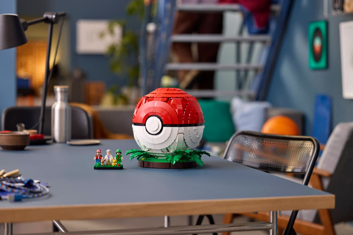 LEGO® Pokémon: Iconic Trainer Moments Poké Ball