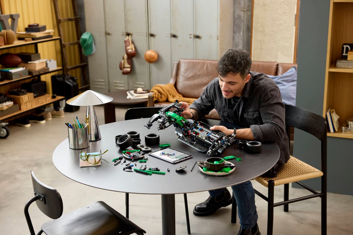 LEGO® Technic: Aston Martin Aramco AMR25 F1® Car