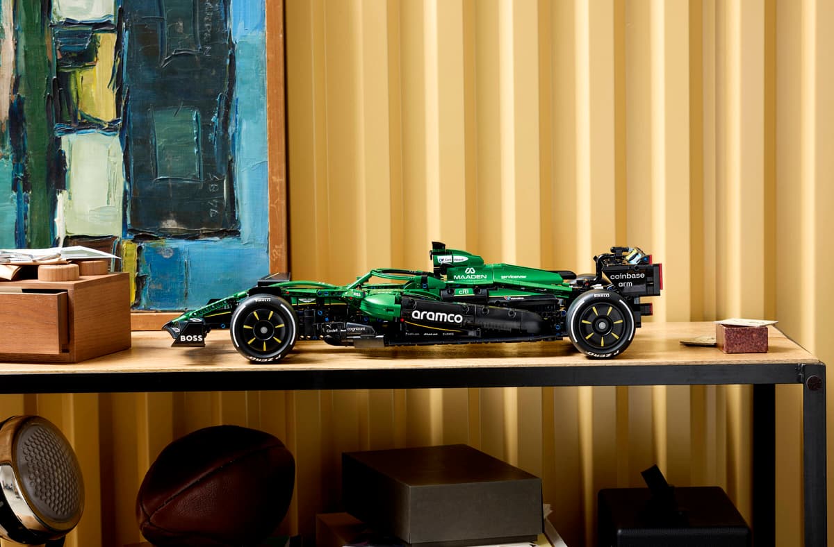 LEGO® Technic: Aston Martin Aramco AMR25 F1® Car