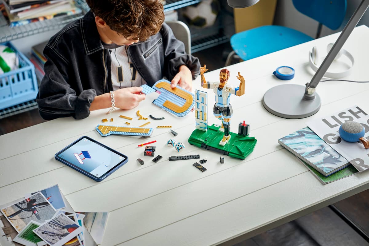LEGO® Editions: Lionel Messi – Soccer Legend