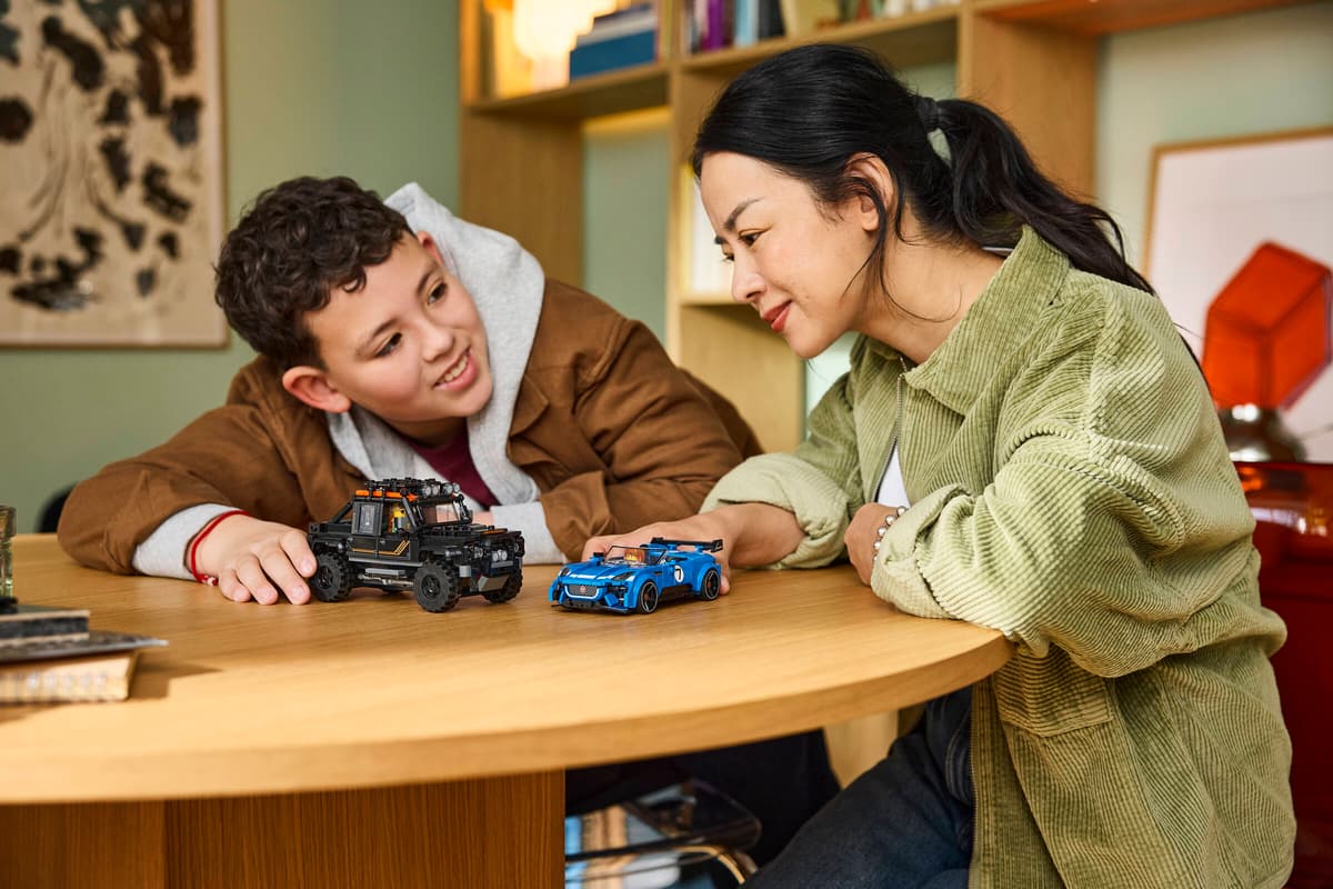 LEGO® Speed Champions: Jaguar Project 7 & Land Rover Defender