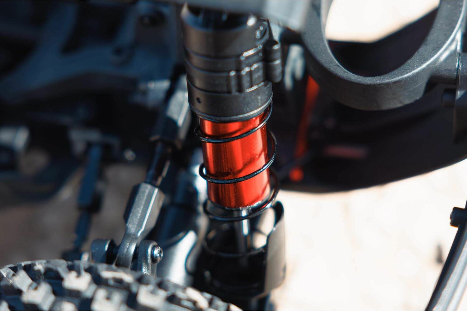 1/8 MOJAVE 4X4 4S BLX Desert Truck RTR, White