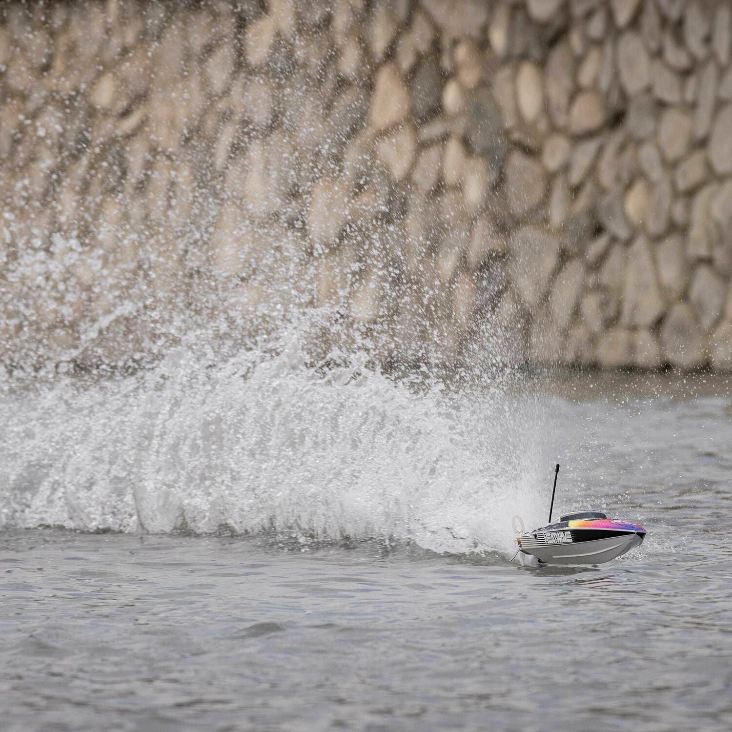 Recoil 2 18" Self-Righting Brushless Deep-V RTR, Heatwave