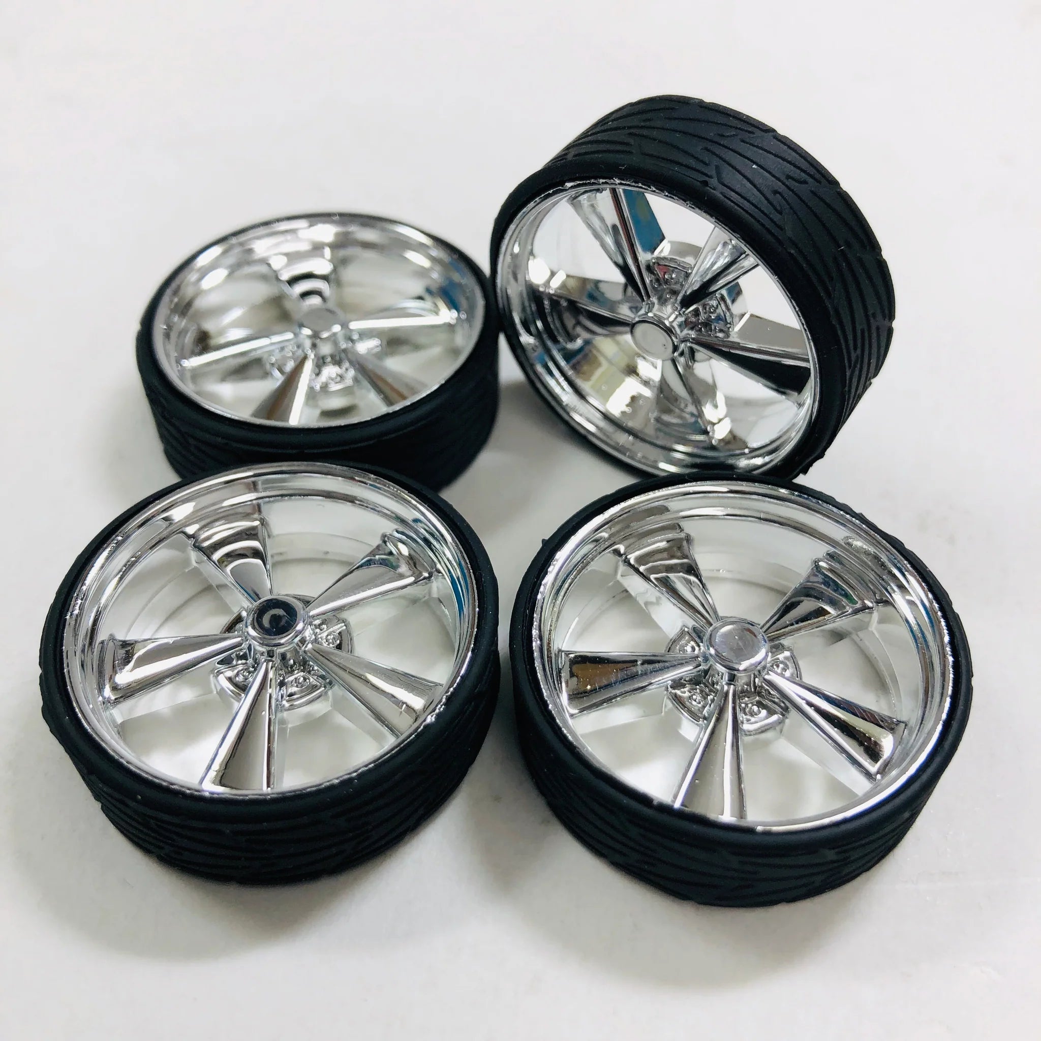 Hoppin Hydros 1/24-1/25 Monster 20 Fours Chrome BLVD Rims & Tires