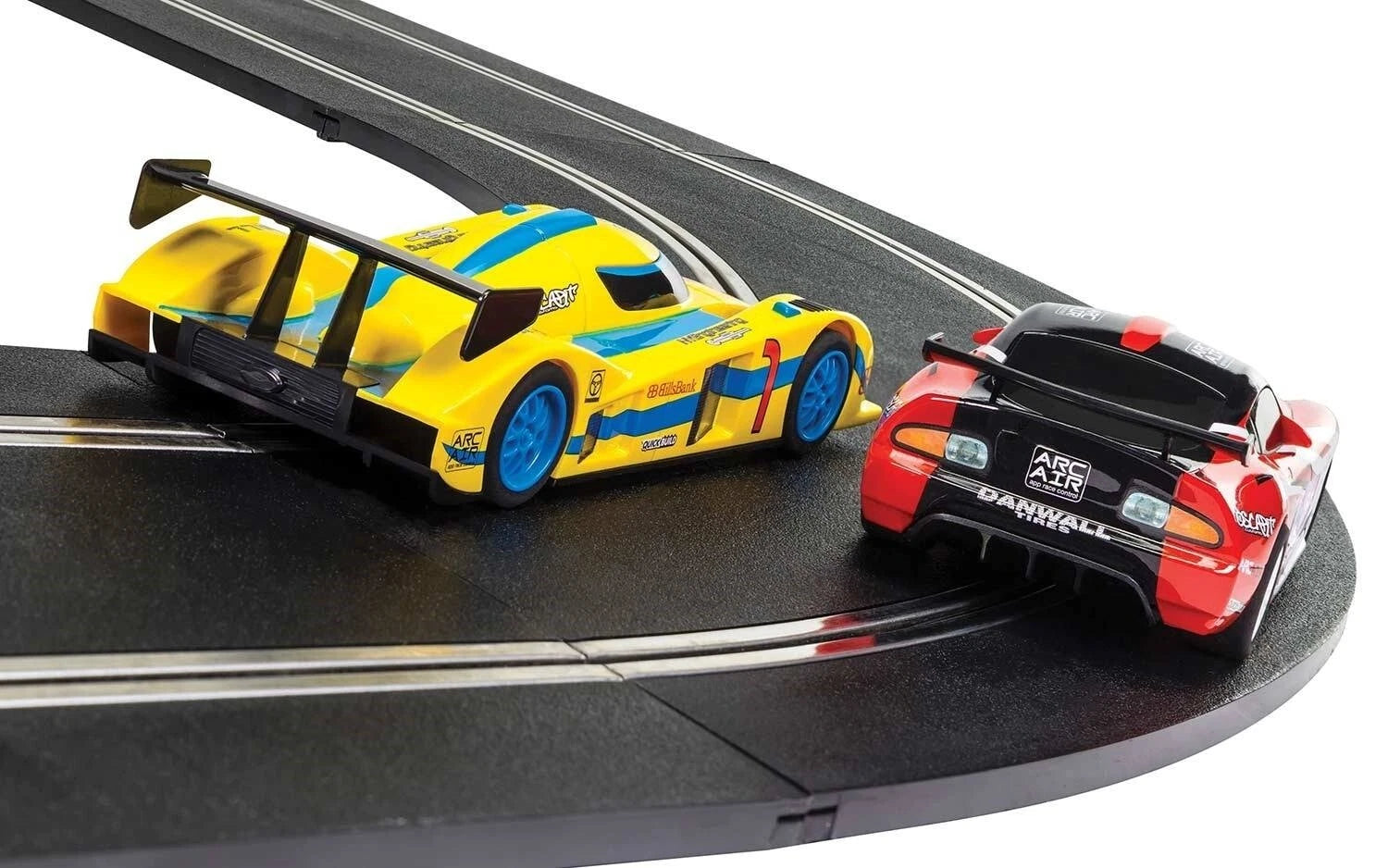 Scalextric Endurance Set LMT Yellow vs. GT Red