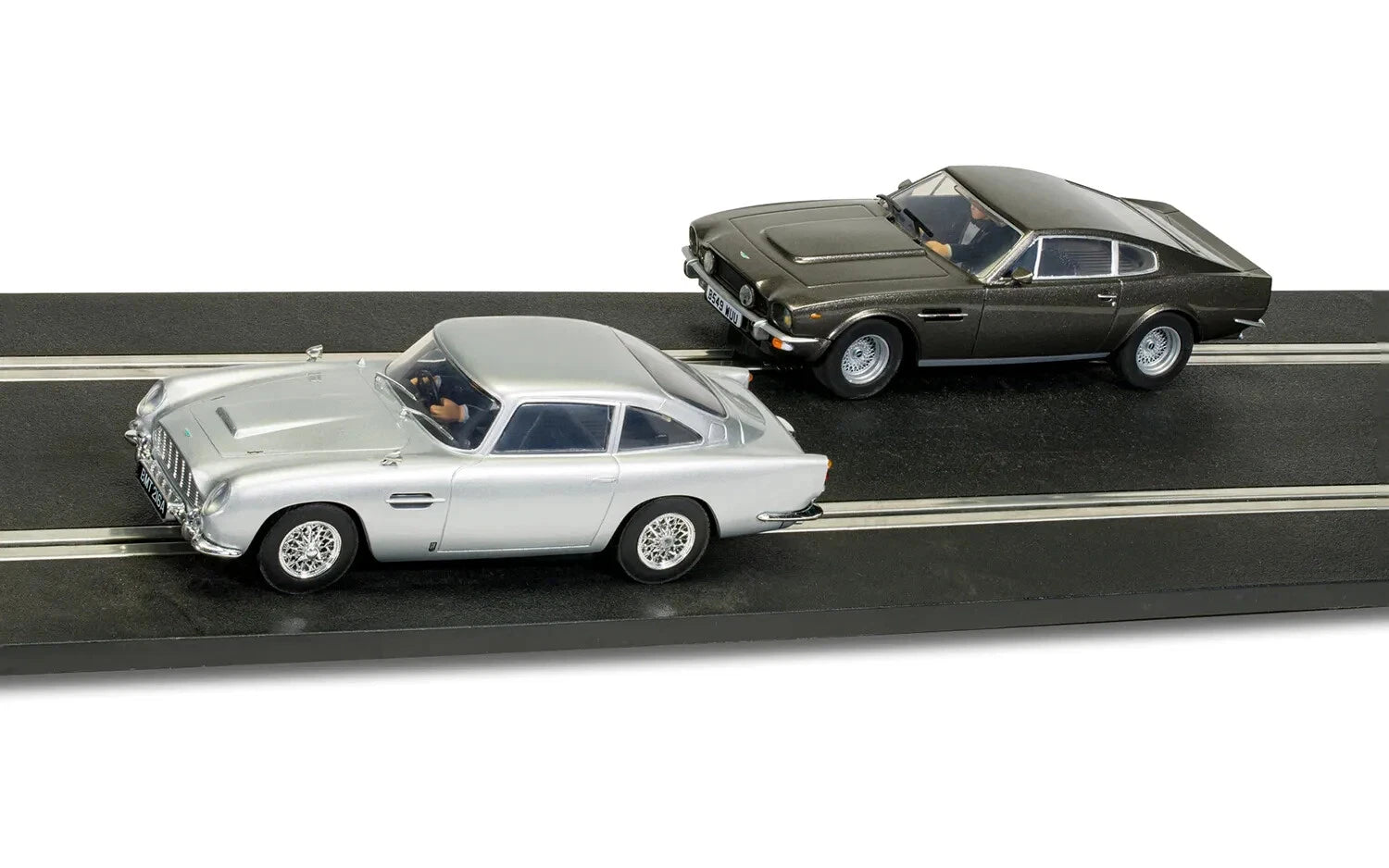 Scalextric James Bond 007 Aston Martin 1/32 Slot Car Track Set