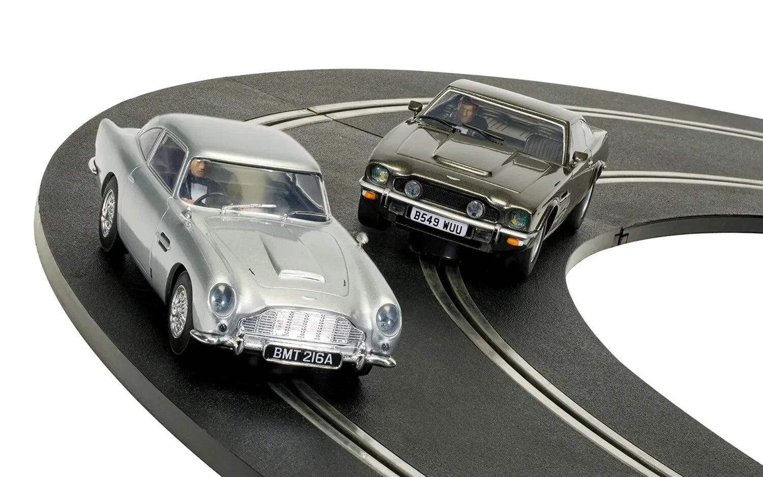 Scalextric James Bond 007 Aston Martin 1/32 Slot Car Track Set